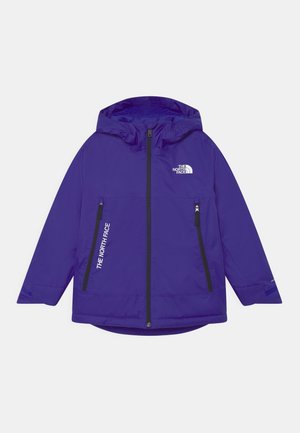 Fioletowa wodoodporna kurtka z kapturem, zamkiem z przodu, dwoma kieszeniami na zamek i czarnymi akcentami, z logo The North Face na piersi i rękawie.