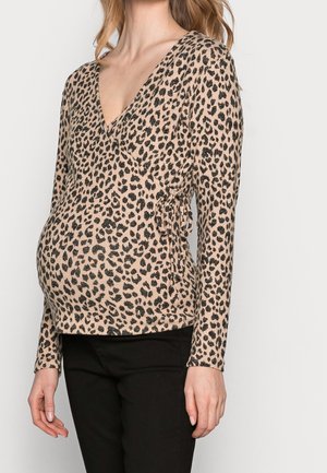 Top a maniche lunghe con stampa leopardata in beige e nero, caratterizzato da un profondo scollo a V, design avvolgente e dettaglio con fiocco laterale. Tessuto morbido e elasticizzato.