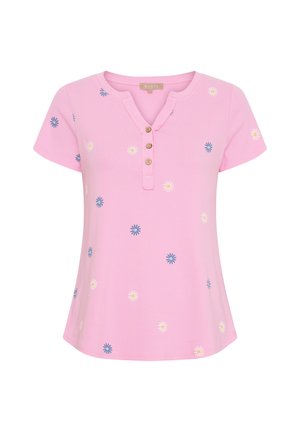 Lyserød T-shirt med korte ærmer lavet af blød stof, med en knaplukket henley-halsudskæring og spredt blomsterbroderi i blå og hvid.