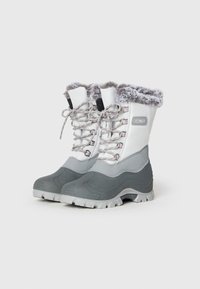 Botas altas de invierno con suelas y punteras de goma grises, parte superior de tela blanca, cordones grises, ojales de metal y ribete de piel sintética gris alrededor de la abertura.