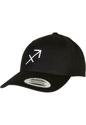 Črna snapback kapa iz blaga, ki ima spredaj belo puščico logo. Vključuje ukrivljen vizir in nastavljiv trak na hrbtu.