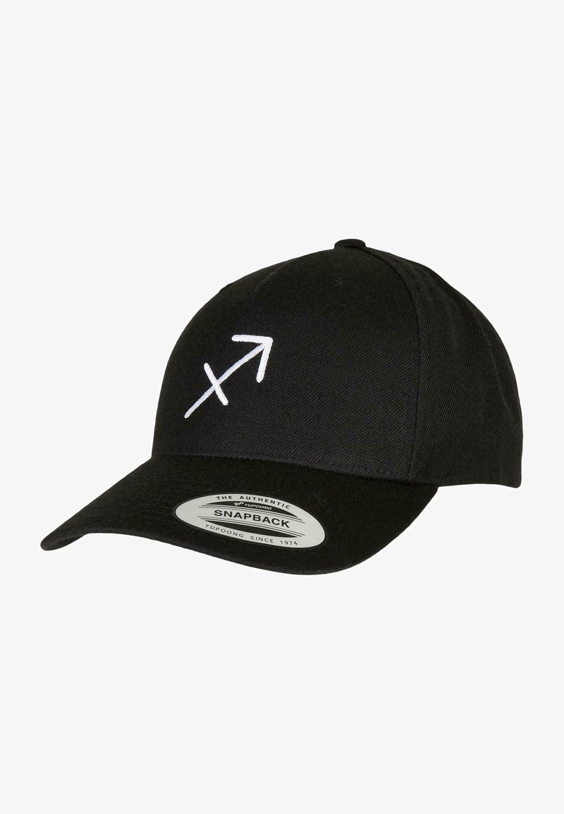 Fekete snapback sapka, amely szövetből készült, elülső részén fehér nyíl logóval. Ívelt napellenzővel és állítható hátsó pánttal rendelkezik.