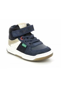 Baskets montantes navy avec une sangle en velcro, dotées d'un accent doré métallisé, d'un tissu texturé et d'une semelle en caoutchouc blanche. Détail de logo vert inclus.