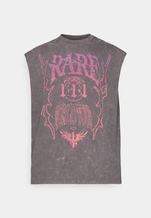 Ærmeløs grå T-shirt med lyserød slidt grafisk tekst "PARAD", "WORLD TOUR" og et stiliseret emblem inklusive vinger og en globe.