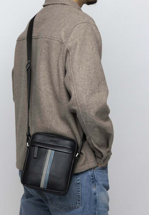 Schwarze Leder-Crossbody-Tasche mit einem grauen Streifen; rechteckige Form, Reißverschluss-Vorderfach, verstellbarer Träger angebracht.