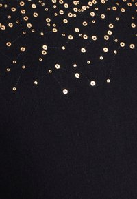 Tessuto nero con una serie di paillettes dorate disposte in un motivo sparso. La trama è liscia con una finitura morbida.