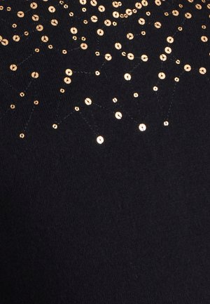 Zwarte textiel met een scala aan gouden pailletjes in een verspreid patroon. De textuur is glad met een zachte afwerking.