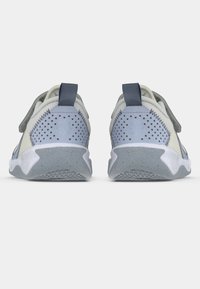 Chaussures de sport avec un dessus en mesh respirant, coloris gris clair et bleu, col rembourré, et semelle en caoutchouc texturée avec des caractéristiques de traction.