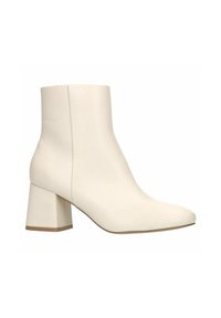 Bottine blanche à la finition en cuir lisse, à bout pointu et à talon bloc géométrique. Design minimaliste sans matériel visible.