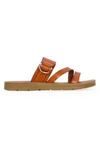 Sandal in pelle marrone con tre cinghie, una delle quali presenta un accento circolare dorato, e una suola in gomma texturizzata color tan.