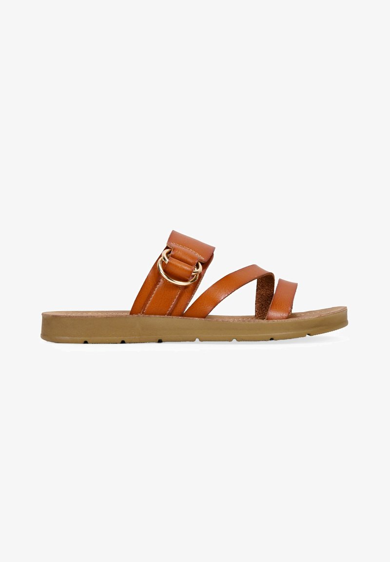 Sandal in pelle marrone con tre cinghie, una delle quali presenta un accento circolare dorato, e una suola in gomma texturizzata color tan.