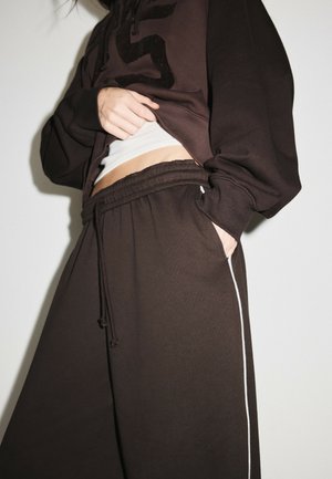 Stradivarius, TOGGLE JOGGER TROUSERS - Pantalon de survêtement - dark brown