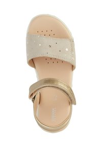 Sandal de color beige claro con tira metálica dorada y parte superior de ante que presenta patrones similares a estrellas. Suela de goma, plantilla perforada para mayor transpirabilidad.