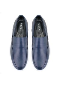 Marineblaue Lederschlupfschuhe mit glatter Oberfläche und weißen Gummisohlen, ausgestattet mit Logodetails auf der Innensohle und seitlichen Akzenten.