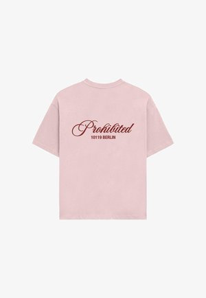 Hellrosa Baumwoll-T-Shirt, kurze Ärmel, mit roter, geschwungener Schrift "Verboten" und "10119 BERLIN" auf der Rückseite.