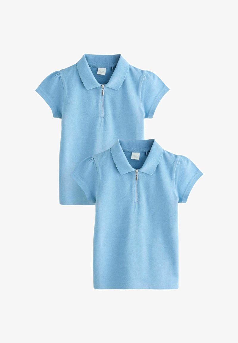 Due polo azzurro chiaro a manica corta con colletto e zip frontali, esposte su uno sfondo bianco semplice.