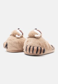 Brune fløyelslipper med en teksturert overflate, rund form, og svarte striper på sidene. Har hevede ører og detaljert nese.