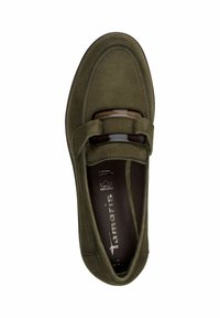 Mocassin en daim vert olive avec un bout arrondi, des détails de quincaillerie brun foncé contrastants et des coutures discrètes le long des bords.
