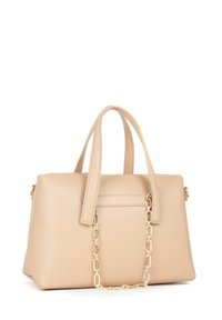 Beige lædertaske med to håndtag og en guld kæde accent. Har en struktureret form og en lomme bagpå til ekstra opbevaring.