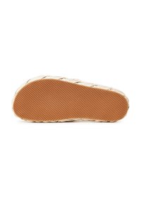 Geweven beige sandaal met een gestructureerde rubberen zool. De onderkant heeft een ruitpatroon voor grip en stabiliteit.