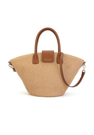 Sac à main tressé beige avec poignées en cuir marron, fermeture à rabat, ferrures dorées et bandoulière amovible présenté sur fond blanc.