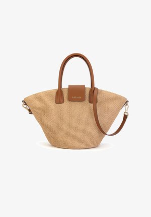 Bolso de mano tejido beige con asas de cuero marrón, cierre de solapa, herrajes dorados y correa de hombro desmontable, mostrado sobre fondo blanco.