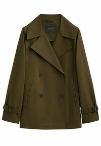 Manteau trench vert olive avec un design croisé, grands revers, boutons noirs, poches latérales et accents de boucles sur les poignets.