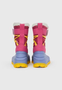 Wodoodporne buty z różową cholewką, żółtymi sznurowadłami i niebieską podeszwą. Mankiet ocieplony polarem zapewnia izolację termiczną. Wzmacniany obszar pięty.