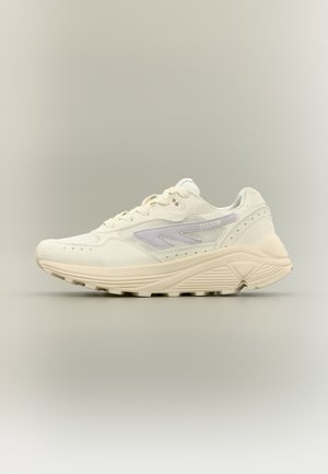 Scarpa da ginnastica bianca con tomaia in mesh e pelle scamosciata, dettagli viola e suola in gomma lavorata. Punta tonda con chiusura stringata.