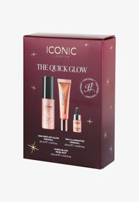 Make-up-Set in einer burgunderroten Box mit goldener Schrift. Enthält drei Produkte: eine rosa Flasche, ein rosa Tuben und eine klare Pipettenflasche.