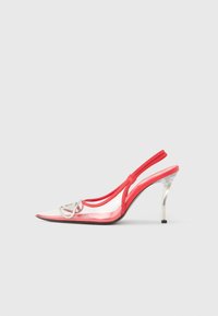 Κόκκινα πέδιλα slingback με διαφανές επάνω μέρος, μυτερό δάχτυλο και μεταλλικό τακούνι στιλέτο. Ρυθμιζόμενο λουράκι με διακριτικό λογότυπο.