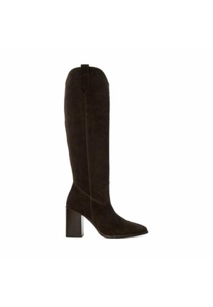 Bottes en suede marron foncé, jusqu'au genou, avec un bout pointu, un talon carré structuré et une bride à l'arrière. Texture lisse avec des détails de couture subtils.
