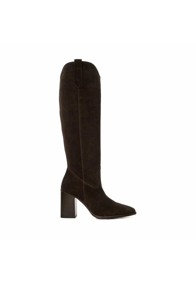 Bottes en suede marron foncé, jusqu'au genou, avec un bout pointu, un talon carré structuré et une bride à l'arrière. Texture lisse avec des détails de couture subtils.