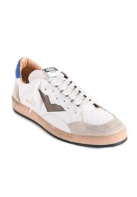 Sneaker in pelle bianca con accenti in suede grigio, punta rotonda, dettagli perforati, lacci piatti e una linguetta sul tallone blu. Sole in gomma beige.