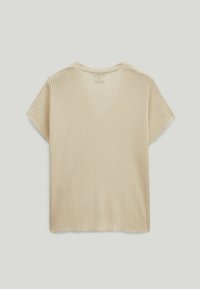 Beige geripptes Kurzarmoberteil mit legerer Passform, einfachem Rundhalsausschnitt und weicher Textur. Ohne sichtbare Muster oder Verzierungen.