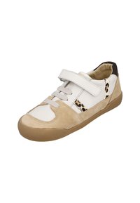 Zapatilla blanca y beige con materiales de gamuza y cuero, que presenta una correa de velcro, diseño de cordones y un acento de estampado de leopardo.