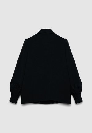 Schwarze Bluse mit langen Ärmeln, einem Kragen, gerafften Puffärmeln und geknöpften Manschetten mit Spitzenverzierung. Glatter Stoff; lockere Passform.