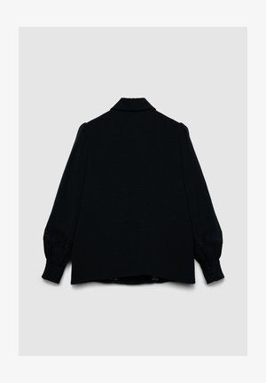 Blusa nera a maniche lunghe con colletto, maniche a sbuffo arricciate e polsini con bottoni e dettagli in pizzo. Tessuto liscio; vestibilità comoda.