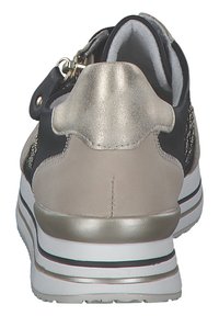 Scarpe sportive da donna con tomaia nera e beige, dettagli metallici dorati, tallone testurizzato e suola bianca con strisce nere.