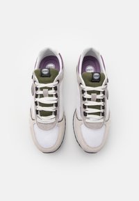 Par av vita, beige och gröna Colmar Originals sneakers med lila innersulor, meshmaterial och detaljer i mocka, sedd uppifrån mot en vit bakgrund.