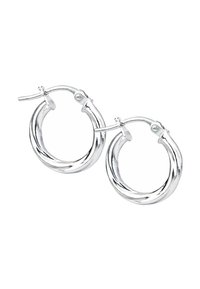 Pendientes de aro de plata con un diseño retorcido. Cuentan con una superficie lisa y brillante y un broche para un ajuste seguro. Dimensiones no especificadas.