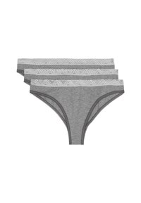 Drie paar grijze katoenen stringtangas met een kantafwerking in zigzagpatroon, een gladde textuur en een minimalistisch ontwerp.