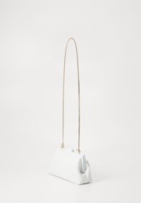Borsa a mano in pelle bianca con una forma strutturata, tracolla in catena dorata e chiusura a scatto. Texture liscia con caratteristiche di design minimaliste.