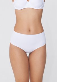 Białe hipsterskie majtki z gładkiego, elastycznego materiału i szerokim elastycznym pasem, zaprojektowane dla komfortu i pełnego zakrycia.