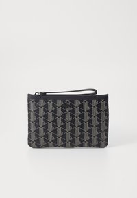 Pochette noire avec un motif géométrique doré, fermeture zippée et courroie de poignet amovible. Fabriquée en matériau texturé.