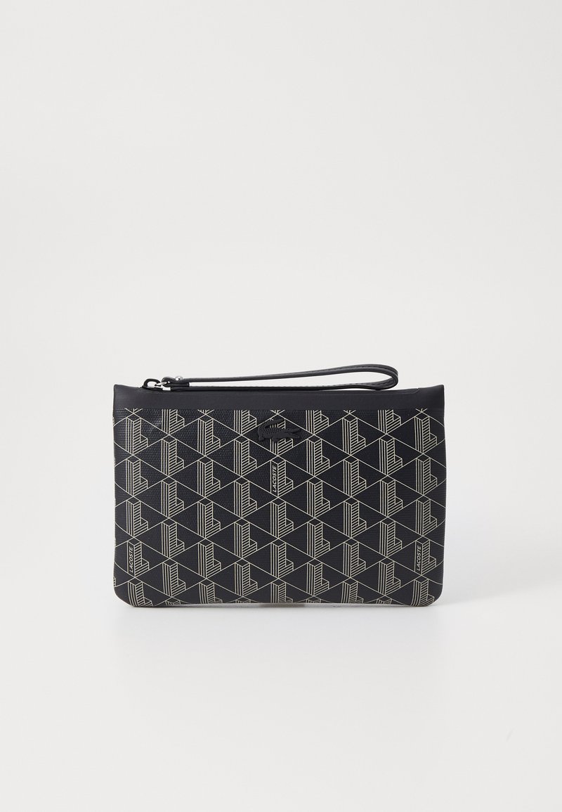 Pochette noire avec un motif géométrique doré, fermeture zippée et courroie de poignet amovible. Fabriquée en matériau texturé.