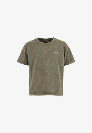 Olivengrøn bomulds T-shirt med korte ærmer, rund halsudskæring, bleget tekstur og diskret hvidt "ANOTHER COTTON" logo på brystet.