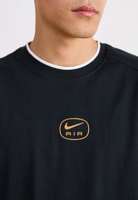 Nike Sportswear AIR - Marškinėliai su spaudiniu - black/metallic gold