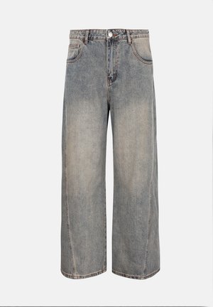 Τζιν με φαρδύ πατρόν, ξεβαμμένο γκρι χρώμα, με κούμπωμα με κουμπιά, εμπρόσθιες τσέπες και θηλιές ζώνης, εμφανιζόμενο σε λευκό φόντο.