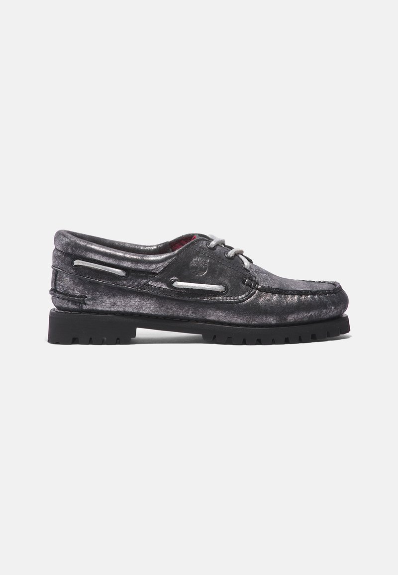 Scarpe da barca nere in pelle con una finitura testurizzata, dotate di occhielli in argento, lacci grigi e una suola in gomma con battistrada per una migliore aderenza.